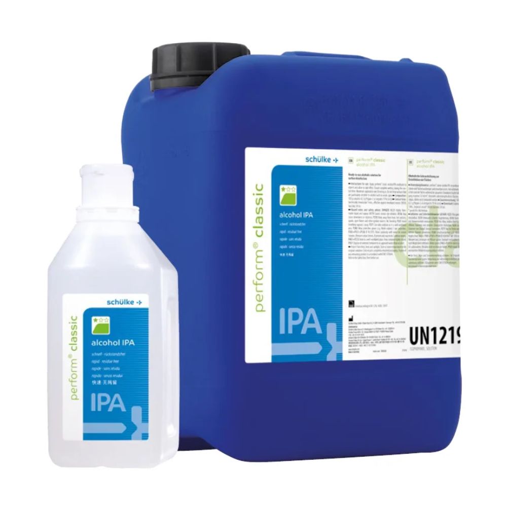 Ein großer blauer Behälter und eine kleinere durchsichtige Flasche mit der Aufschrift „Schülke perform classic alc IPA Flächendesinfektionsmittel“ der Schülke & Mayr GmbH stehen auf weißem Untergrund und zeigen chemische Sicherheitsinformationen mit dem Code „UN1219“.