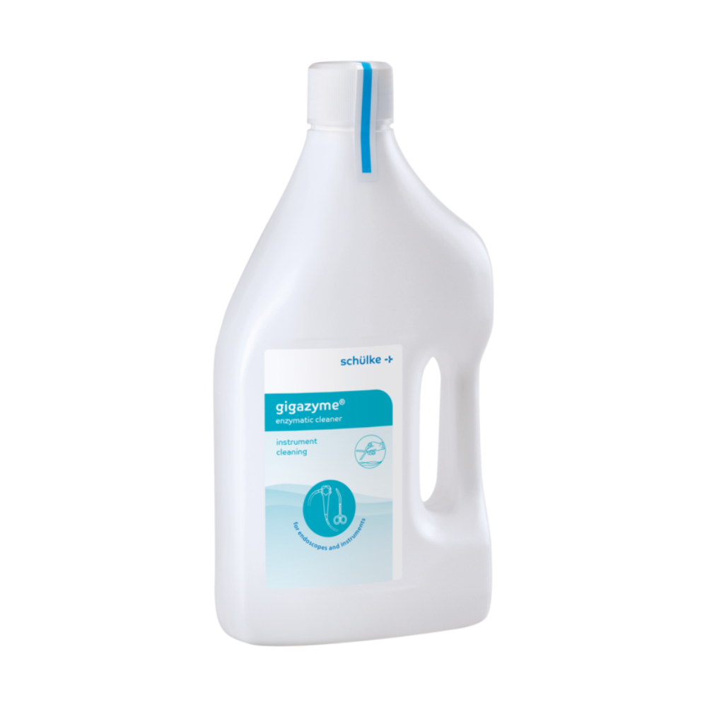 Eine 2-Liter-Flasche aus weißem Kunststoff der Schülke & Mayr GmbH mit blauem Verschluss und Tragegriff trägt die Aufschrift „Schülke gigazyme®, enzymischer Reiniger“ und ist mit einer Scheren- und Bürstengrafik zur Instrumentenreinigung versehen.