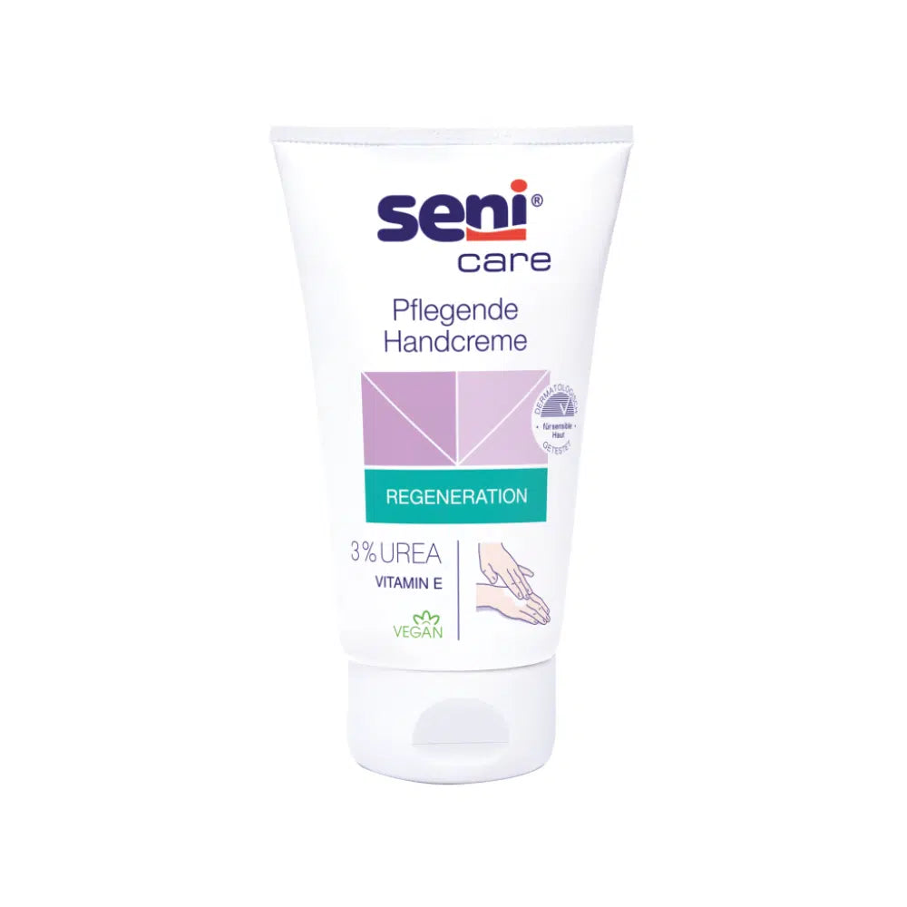 Das Bild zeigt eine Tube der pflegenden Handcreme Seni Care der TZMO Deutschland GmbH vor einem weißen Hintergrund. Das Etikett weist auf die Attribute „Regeneration“ und „Vegan“ hin und hebt die 3%ige Urea-Formel mit Vitamin E für feuchtigkeitsspendende Wirkung hervor.