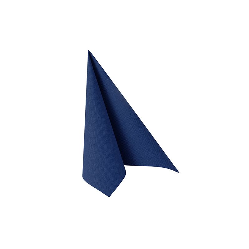 Eine gefaltete PAPSTAR-Serviette der „ROYAL Collection“ in Blau steht aufrecht vor einem weißen Hintergrund und bildet eine dreieckige Form mit scharfen Winkeln und klaren Linien. Dieses elegante, stoffähnliche Premium-Tissue der PAPSTAR GmbH verleiht Ihrer Tischdekoration eine umweltfreundliche Note.