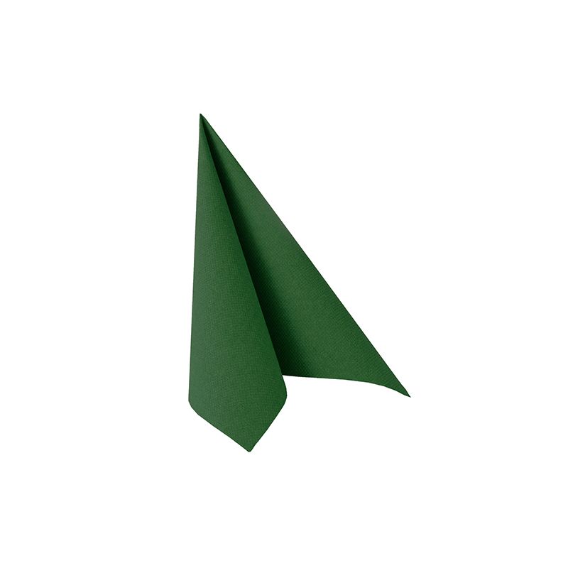 Eine grüne Serviette, ähnlich den für ihre stoffähnliche Premium-Tissue-Qualität bekannten PAPSTAR Servietten der „ROYAL Collection“, ist zu einem Dreieck gefaltet. Sie steht elegant aufrecht vor einem schlichten weißen Hintergrund.