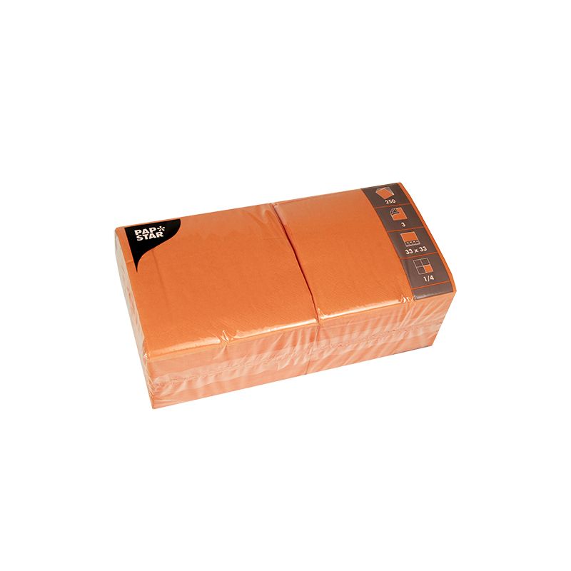 Eine versiegelte Packung orangefarbener PAPSTAR 250 Servietten, 3-lagig, 1/4-faltig, der PAPSTAR GmbH, verpackt in Kunststoff mit einem Etikett mit der Marke und den Produktangaben in der linken oberen Ecke.