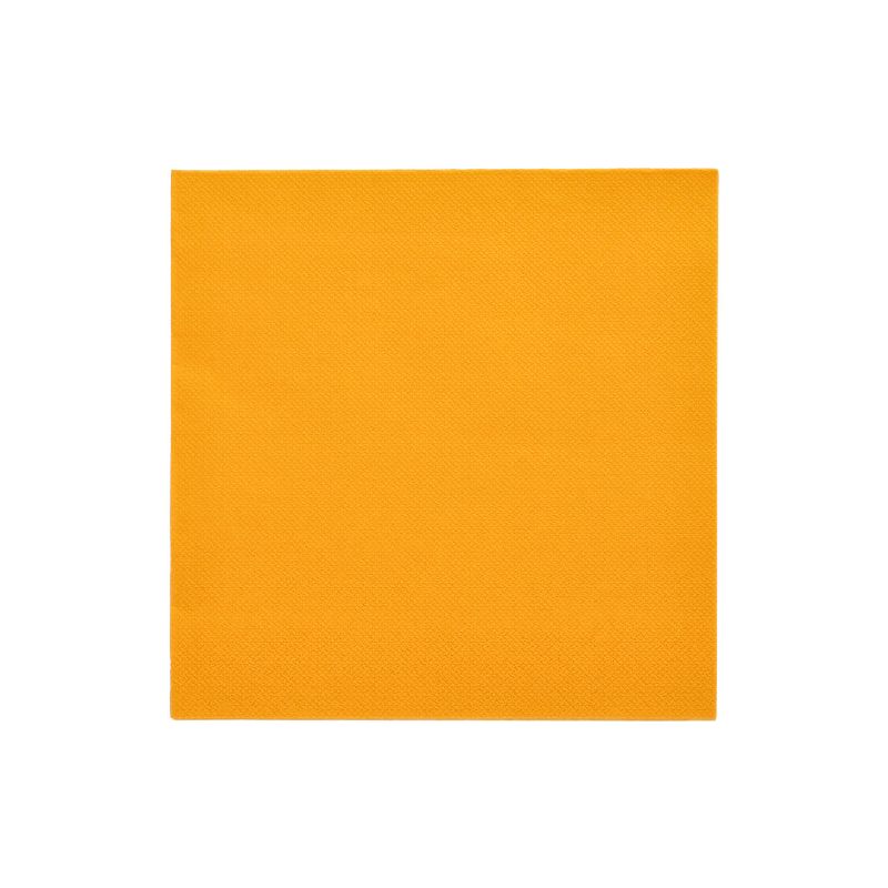Vor einem schlichten weißen Hintergrund strahlt diese quadratische orangefarbene Serviette die Raffinesse der PAPSTAR „ROYAL Collection“ Servietten, 1/4-Falz 40 cm x 40 cm | aus Folie (20 Stück), perfekt für eine umweltbewusste Tischdekoration von PAPSTAR GmbH.
