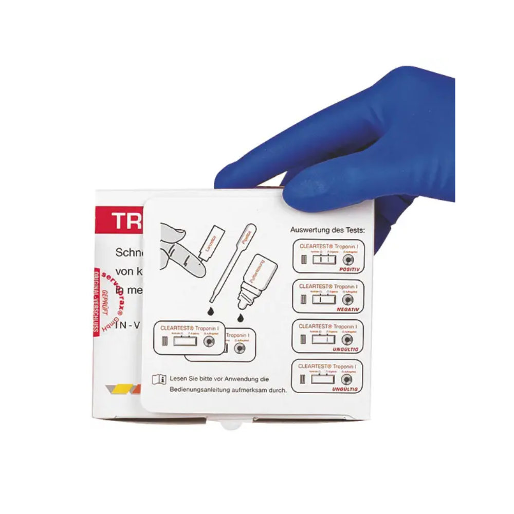 Eine Hand mit einem blauen Handschuh hält eine Schachtel mit Anweisungen für den Cleartest® Troponin I Vollblut-Infarkt-Test der Servoprax GmbH, der für die Diagnose eines Herzinfarkts von entscheidender Bedeutung ist. Die detaillierten Abbildungen geben Anleitungen zur Verwendung einer Pipette und zur Interpretation der als positiv und negativ gekennzeichneten Ergebnisse mit Text in Deutsch.