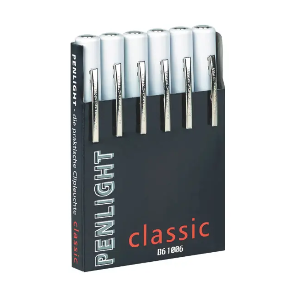 Eine schwarze Box mit der Aufschrift „Penlight Classic Six Pack Dispenser, bedruckt“ der Servoprax GmbH enthält sechs weiße, stiftförmige Taschenlampen, wie sie häufig bei medizinischen Untersuchungen verwendet werden. Jede Stiftlampe verfügt über einen silbernen Clip für den bequemen Zugriff während der Diagnose.