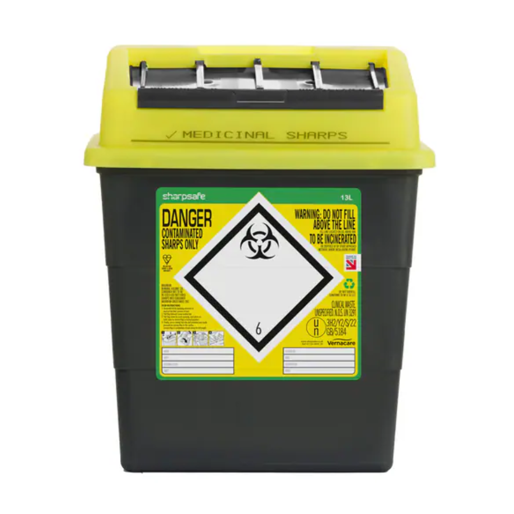 Ein gelb-schwarzer Sharpsafe Abwurfbehälter für Kanülen von Servoprax GmbH ist mit einem Biogefährdungssymbol und Warnhinweisen versehen. Der Deckel enthält Schlitze für die sichere Entsorgung von scharfen Gegenständen mit den Textanweisungen „GEFAHR“ und „NICHT ÜBER DIE LINIE FÜLLEN. ZUR VERBRENNUNG“.