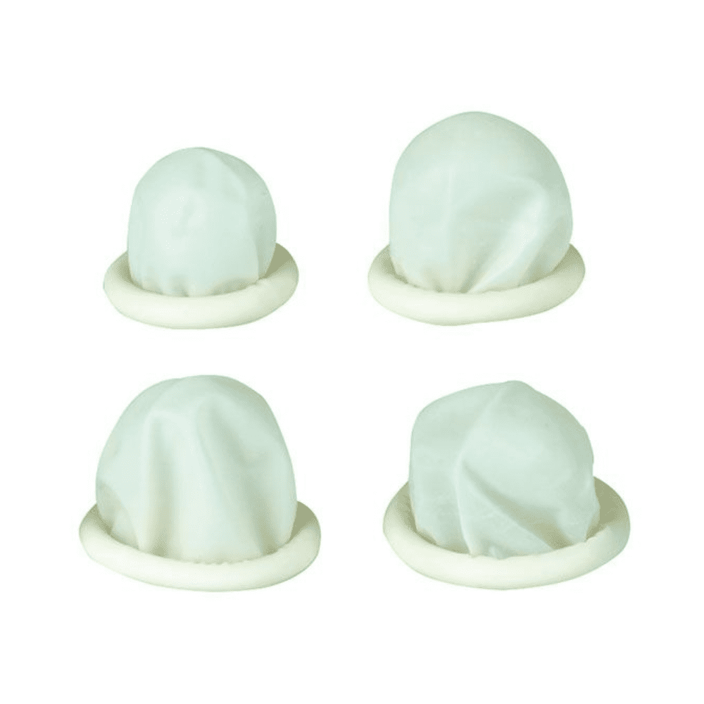 Auf einem schlichten Hintergrund sind vier kleine, runde Soft-Hand Latexfingerlinge der Servoprax GmbH abgebildet. Jeder unsterile, weiße Fingerling ist leicht aufgeblasen, wodurch die Textur und elastische Qualität des puderfreien Latexmaterials hervorgehoben wird.