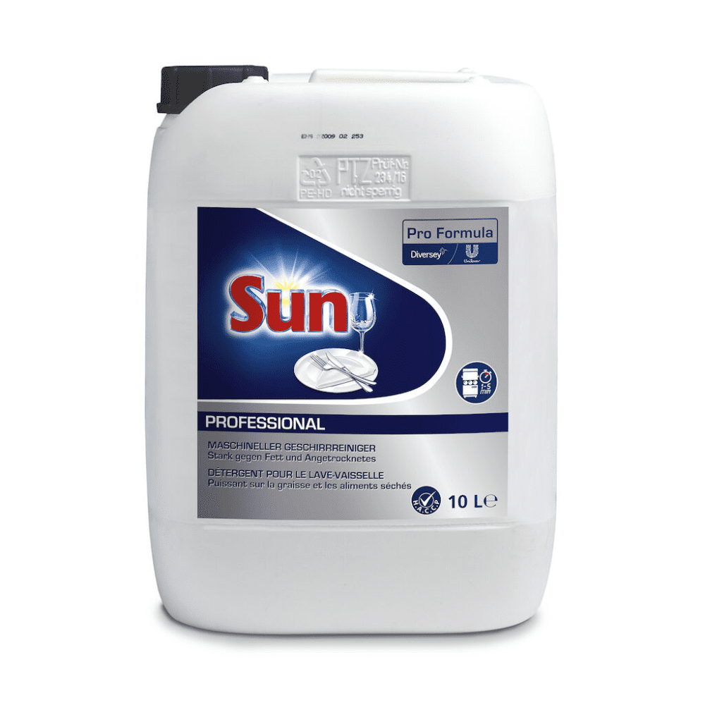Ein großer weißer Behälter mit blauem Etikett ziert in rot-gelben Lettern die Marke „Sun“. Das Geschirrspülmittel „Sun Pro Formula Liquid“ der Diversey Deutschland GmbH & Co. OHG hat ein Fassungsvermögen von 10 Litern und enthält eine leistungsstarke Formel zur Fettentfernung, die stets streifenfreie Ergebnisse garantiert.