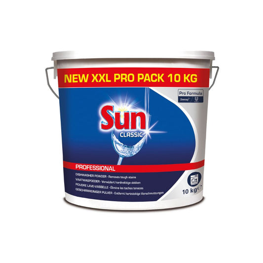 Der 10-kg-Eimer Sun Pro Formula Powder Classic Geschirrspülmittelpulver von Diversey Deutschland verfügt über eine überwiegend weiße Verpackung mit roten und blauen Akzenten und den Aufschriften „NEU XXL PRO PACK“ und „Professional“, um eine effektive Fleckenentfernung bei allen Wasserhärten zu gewährleisten.