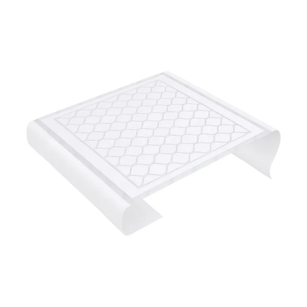 Ein klares, geschwungenes Rednerpult aus Kunststoff mit einem sechseckigen Gitterdesign auf der Oberseite strahlt minimalistische Eleganz aus. Seine stromlinienförmige Form ergänzt perfekt eine moderne Ästhetik und erinnert an die innovativen Designinspirationen der TENA Bed PlusWing Bettschutzunterlagen-Kollektion von TENA - Essity Germany GmbH.