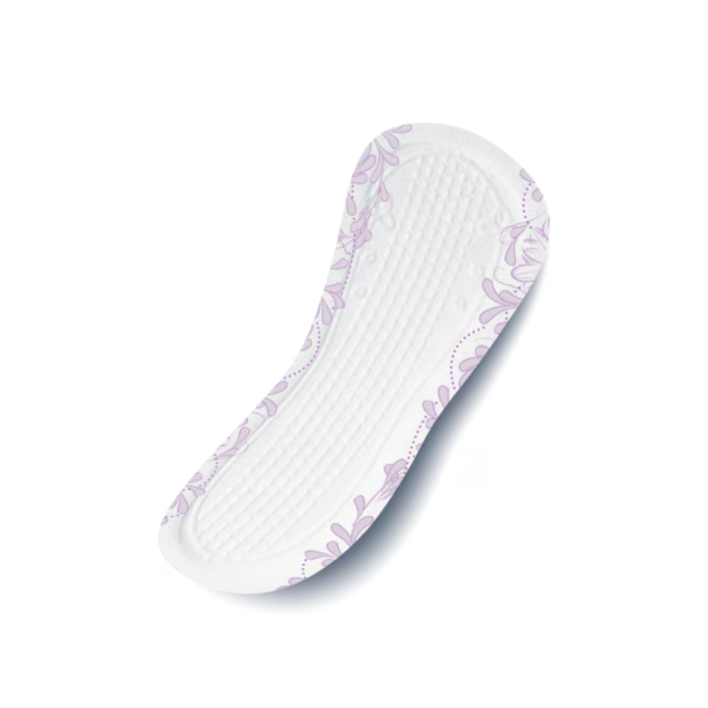 Die TENA Discreet Normal Inkontinenzeinlage von Essity Germany GmbH hat eine gebogene Form mit dezenten violetten Blumenmustern an den Rändern und bietet zusätzlichen Schutz bei Blasenschwäche. Diese weißen Damenbinden wurden mit der microPROTEX-Technologie entwickelt, sind in einer Packung zu 24 Stück erhältlich und auf einem weißen Hintergrund isoliert.