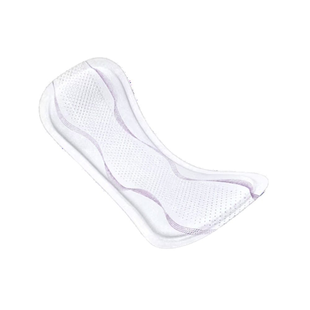 Eine Nahaufnahme einer TENA Lady Mini Plus Slipeinlage, die ihre konturierte weiße Form mit strukturierter Oberfläche und welligem Muster in der Mitte zeigt. Sie wurde als Inkontinenzprodukt konzipiert und verfügt über die DryZone-Technologie für verbesserten Komfort. Die Einlage ist vor einem makellos weißen Hintergrund zu sehen.