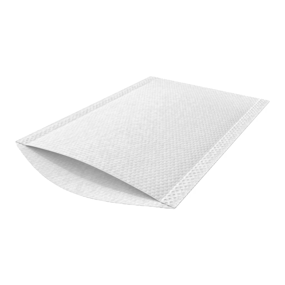 Abgebildet ist ein strukturierter, weißer, gepolsterter Umschlag, der an TENA ProSkin Wet Wash Gloves, parfümfreie Waschhandschuhe von TENA – Essity Germany GmbH erinnert. Der Umschlag ist teilweise geöffnet und gibt das Innenfutter frei. Aus einem leicht geneigten Winkel betrachtet, werden die rechteckige Form und die glatten Kanten hervorgehoben.