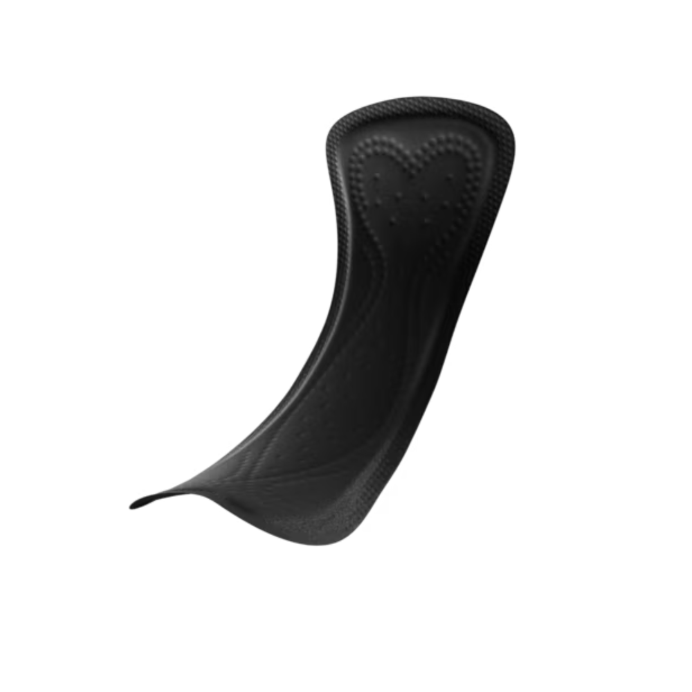 Eine einzelne schwarze TENA Silhouette Noir Mini Slipeinlage mit geprägtem Herzmuster auf der Oberfläche steht auf einem schlichten weißen Hintergrund. Sie bietet diskreten Schutz, verfügt über ein strukturiertes Design und eine schlanke, gebogene Form für Komfort und Dreifachschutz-Effizienz.