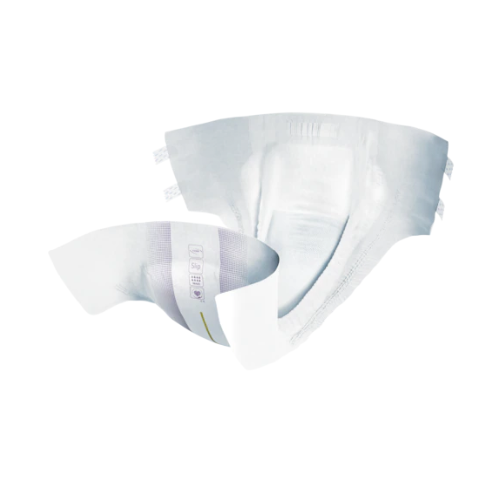 Die TENA Slip Maxi Inkontinenzvorlage mit Hüftbund, hergestellt von TENA - Essity Germany GmbH, ist eine Inkontinenzeinlage für Erwachsene, die vor einem weißen Hintergrund abgebildet ist. Sie hat eine weiße Außenseite mit dezenten hellgrauen Akzenten, verstellbare Laschen für einen sicheren Sitz und eine konturierte Form für Komfort und wirksamen Auslaufschutz.