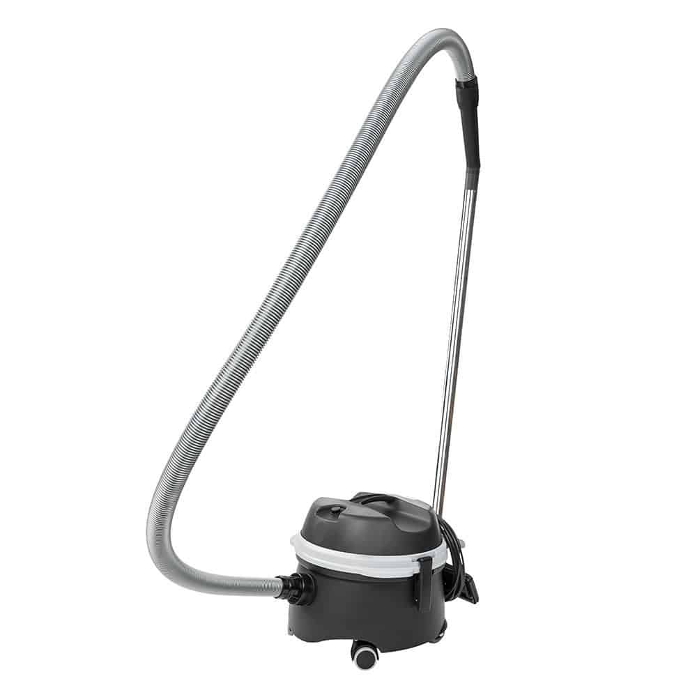 Der TASKI go von Diversey Deutschland GmbH & Co. OHG ist ein stromlinienförmiger Staubsauger mit schlichtem und funktionalem Design in Schwarz und Grau. Er enthält wichtige Komponenten wie einen Saugschlauch, einen Metallstab und eine Staubdüse für effizientes Reinigen. Seine Räder ermöglichen einfache Manövrierbarkeit und sorgen gleichzeitig für einen leistungsstarken und dennoch leisen Betrieb.
