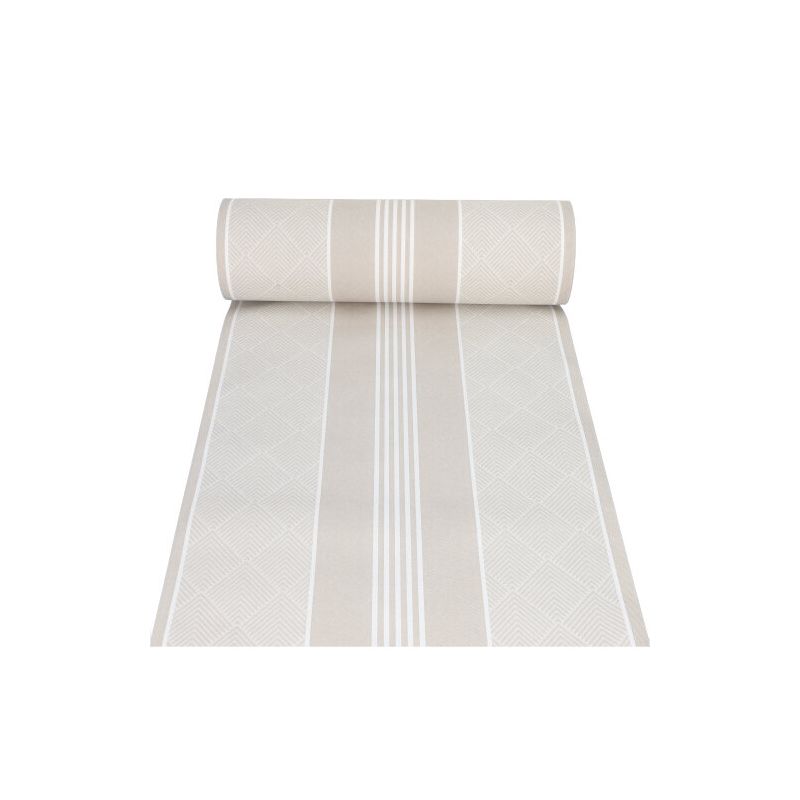Eine Rolle aus dem Tischläufer stoffähnlich PV-Tissue Mix „ROYAL Collection“ der PAPSTAR GmbH in Beige, verziert mit einem Streifen- und geometrischen Rautenmuster, ist teilweise ausgerollt und zeigt so ihr elegantes Design. Das Pulp-Viskose-Tissue-Mix-Material verleiht dem schlichten weißen Untergrund einen edlen Touch.