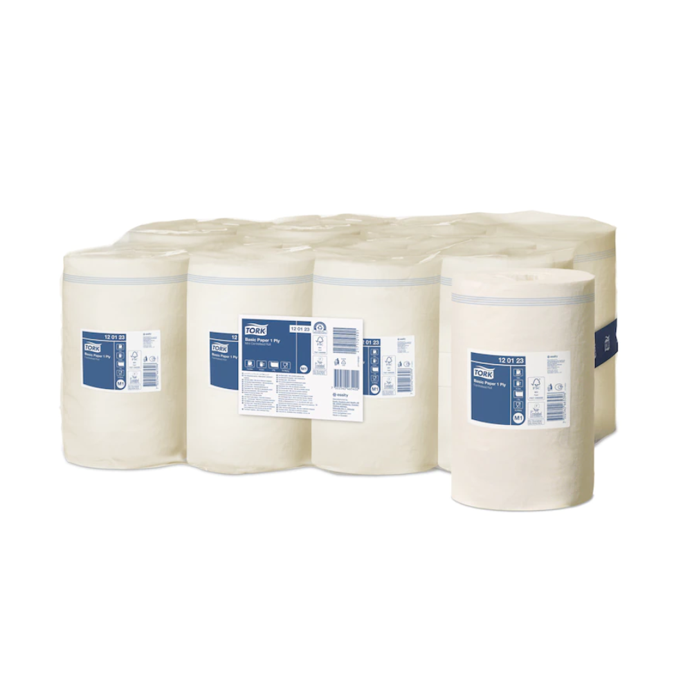 Mehrere Reihen großer beigefarbener Tork 120123 Standard Papierwischtücherrollen mit blauen und weißen Etiketten von TORK – Essity Professional Hygiene Germany GmbH. Jede Rolle bietet eine kosteneffiziente Lösung, wobei detaillierte Produktinformationen auf dem Etikett auf einem schlichten weißen Hintergrund gedruckt sind.
