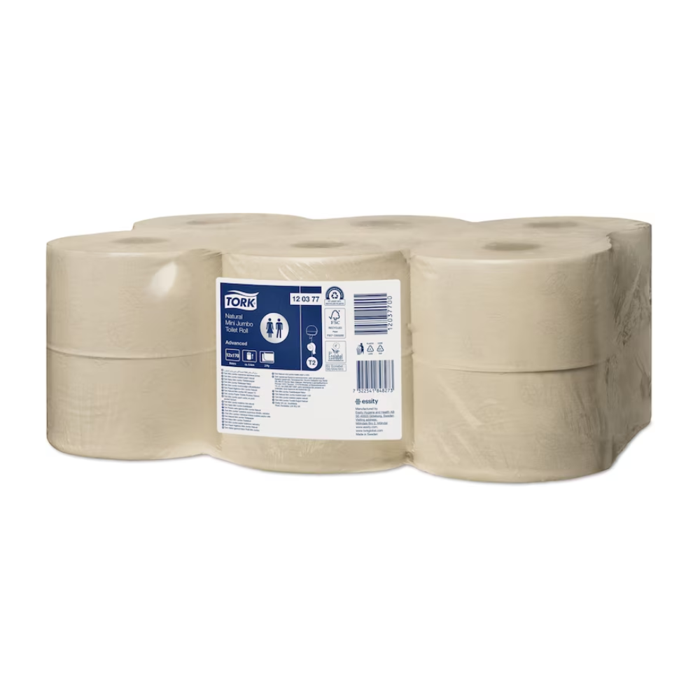 Ein Karton mit 12 Rollen Tork 120377 Natur Mini Jumbo Toilettenpapier Advanced T2, in transparentem Kunststoff verpackt und mit einem blau-weißen Etikett mit Produktsymbolen versehen, besteht aus recycelten Fasern. Als Teil der Marke Essity Professional Hygiene Germany GmbH ist dieses Toilettenpapier mit Tork-Spendern kompatibel und bietet praktische Toilettenlösungen.