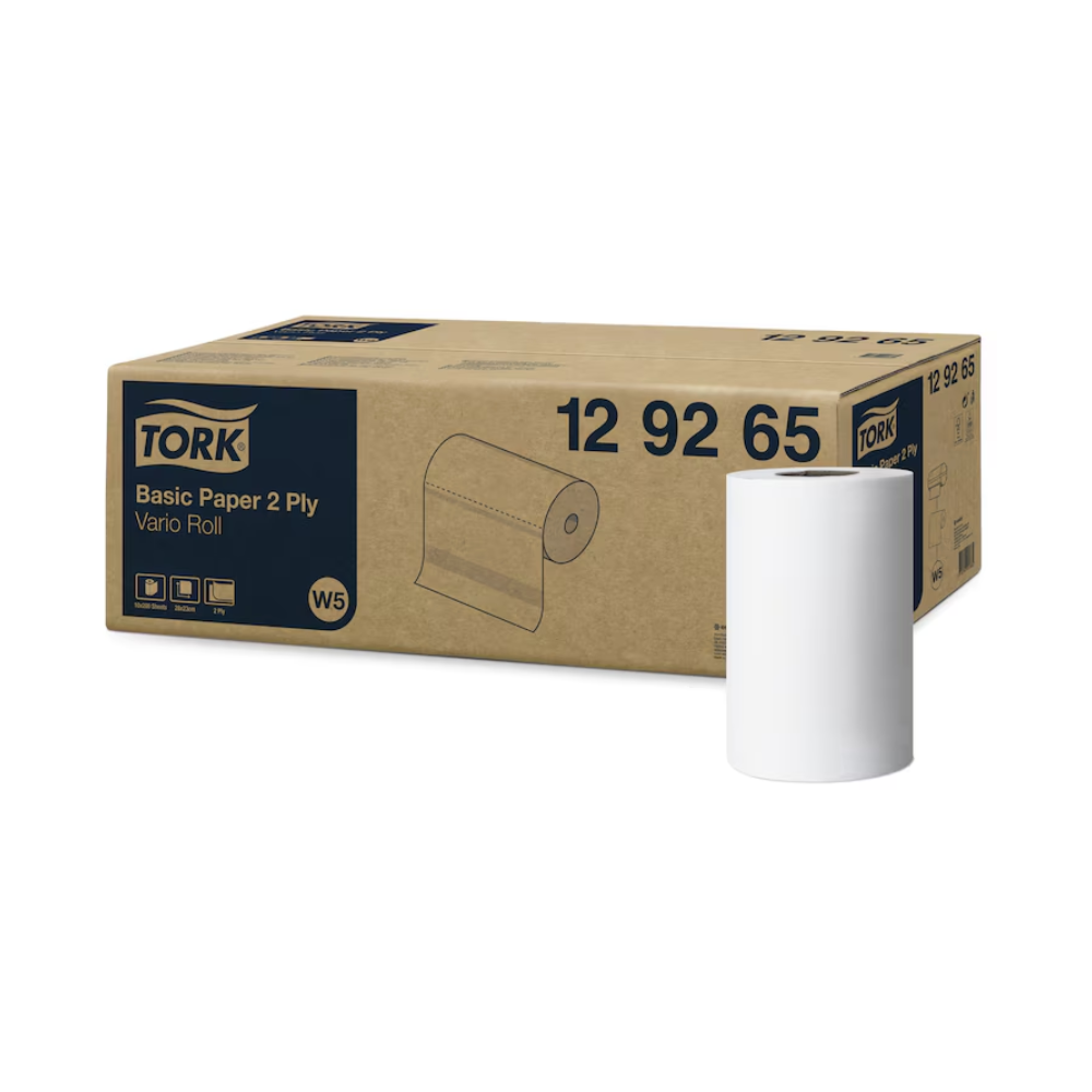 Gezeigt wird ein großer Karton mit der Aufschrift „Tork 129265 Standard-Papierwischtücher Universal W5 2-lagig“ von TORK – Essity Professional Hygiene Germany GmbH. Daneben befindet sich eine einzelne weiße Rolle, die für ihre hohe Saugfähigkeit bekannt ist und eine kosteneffiziente Lösung für den alltäglichen Bedarf bietet.