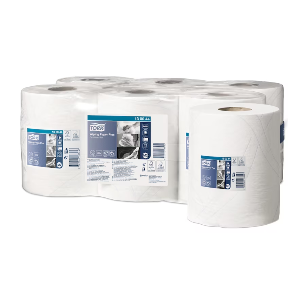 Sechs Rollen Tork 130044 Starke Mehrzweck-Papierwischtücher Premium M2 werden ausgestellt, eine Rolle prominent im Vordergrund und fünf im Hintergrund. Jede Rolle ist mit Produktinformationen von TORK – Essity Professional Hygiene Germany GmbH beschriftet. Das weiße Papier mit QuickDry-Qualität scheint für den gewerblichen Premium-Einsatz verpackt zu sein.