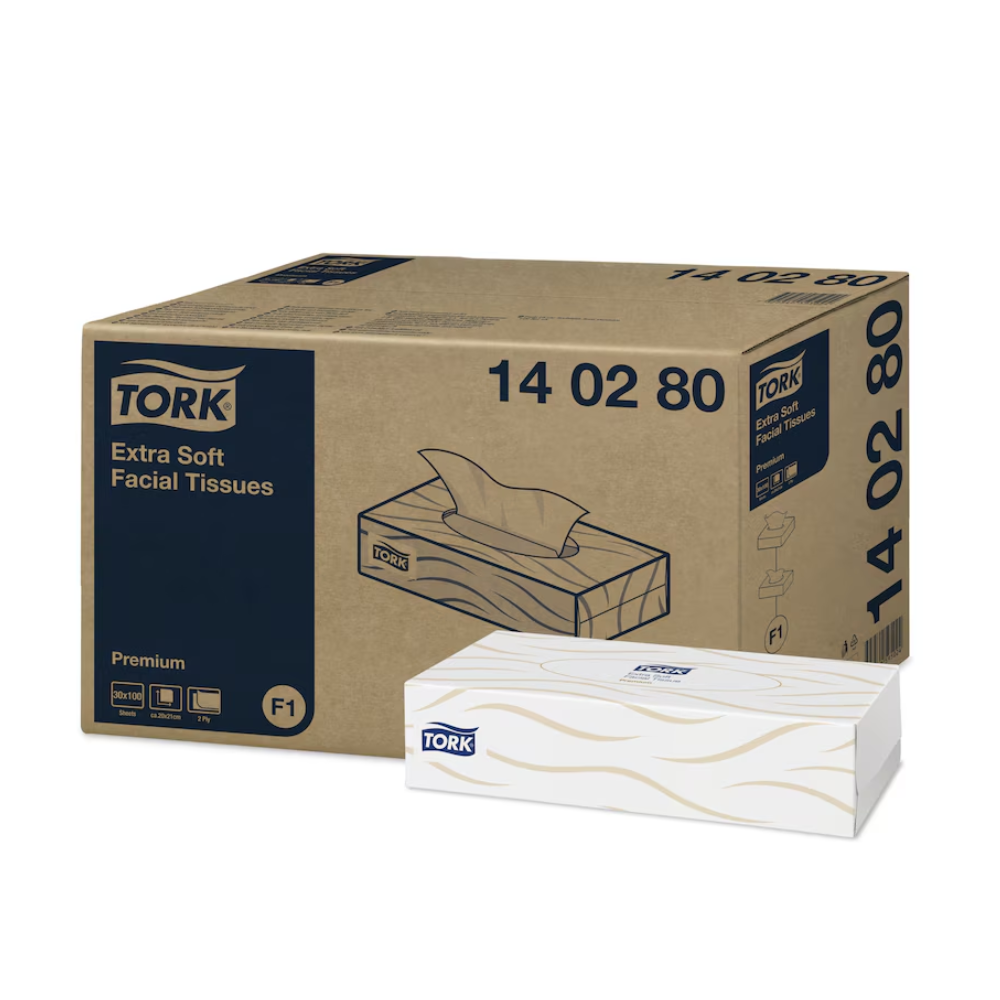 Eine große braune Schachtel mit der Aufschrift „Tork 140280 extra weiche Kosmetiktücher“ von TORK – Essity Professional Hygiene Germany GmbH steht neben einer kleineren weißen Tücherschachtel. Auf beiden Schachteln ist das Tork-Logo deutlich zu sehen, wobei die kleinere Schachtel ein wellenförmiges Muster aufweist. Auf der Verpackung ist die SKU 14 02 80 für diese extra weichen Kosmetiktücher hervorgehoben.