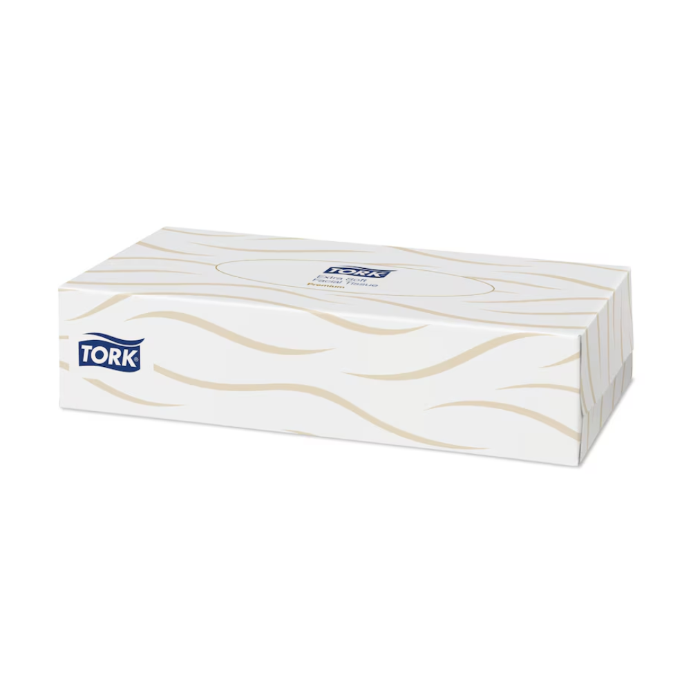 Eine rechteckige Box mit Tork-Tüchern weist ein stilvolles weiß-beiges Wellendesign auf, auf dem das Tork-Logo deutlich zu sehen ist. Diese extraweichen Kosmetiktücher, die von TORK – Essity Professional Hygiene Germany GmbH als Teil der Tork 140280-Kollektion angeboten werden, vereinen Saugfähigkeit mit Eleganz.