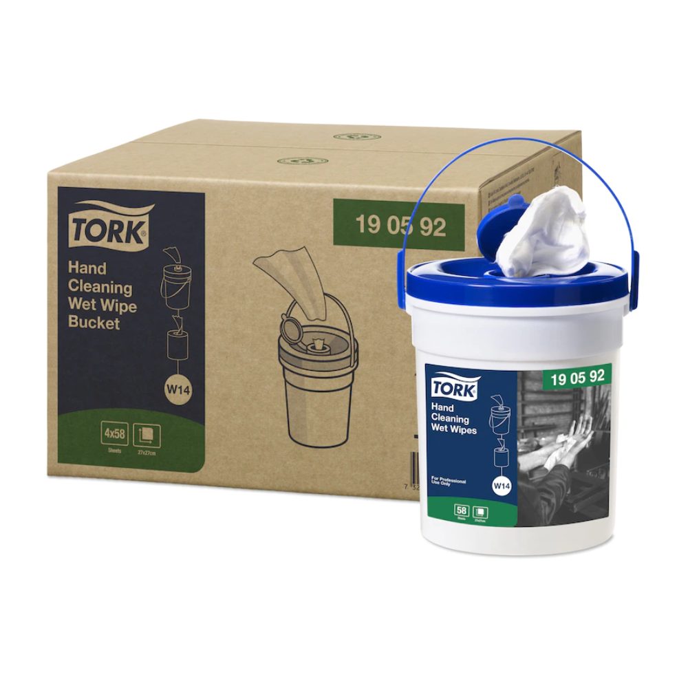 Das Bild zeigt einen weißen Eimer Tork 190592 feuchte Handreinigungstücher Premium W14 1-lagig von TORK – Essity Professional Hygiene Germany GmbH mit blauem Deckel und Tragegriff. Aus der Oberseite ragt sichtbar ein Tuch heraus, das sich ideal zur Handreinigung ohne Wasser eignet. Dahinter verbirgt sich ein Karton mit Produktdetails und Abbildungen, die die professionelle Qualität betonen.