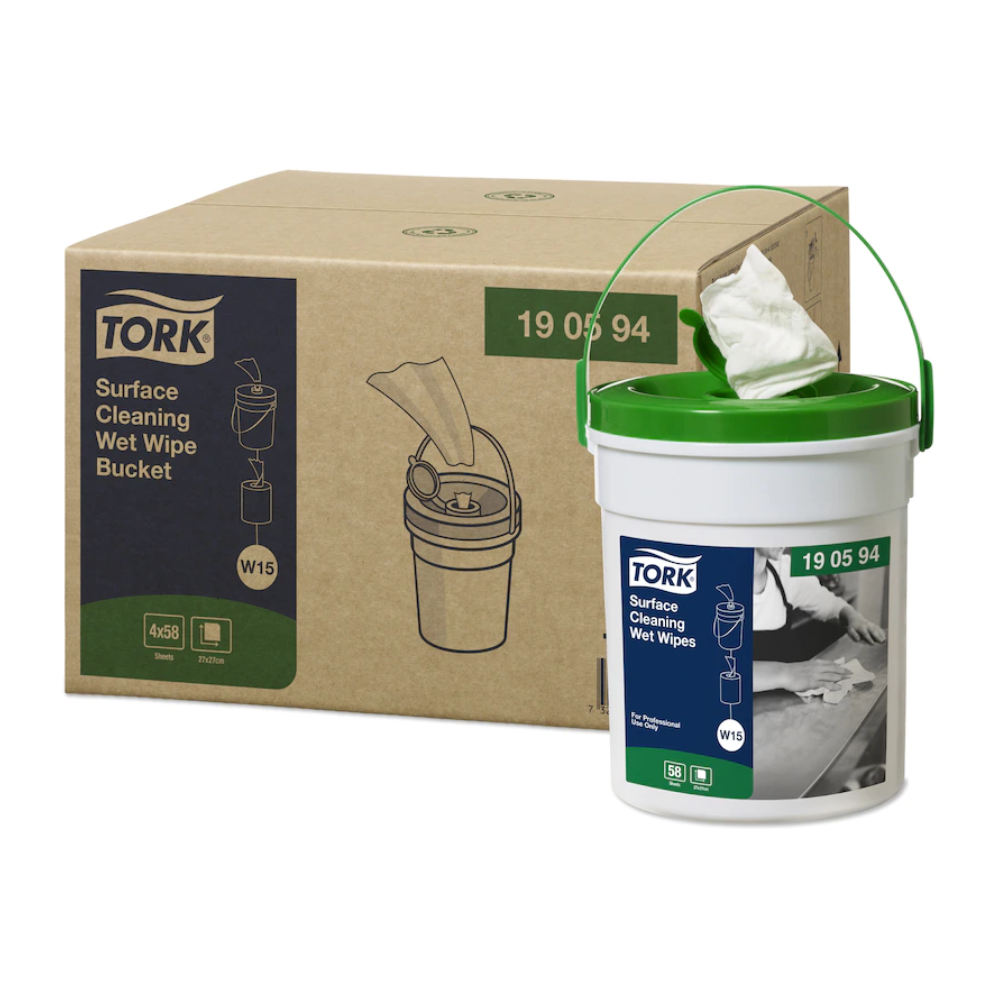 Ein weißer Eimer mit grünem Deckel mit der Aufschrift „Tork 190594 feuchte Oberflächenreinigungstücher Premium W15 1-lagig“ wird neben einem Karton mit dem gleichen TORK-Branding platziert. Der von der Essity Professional Hygiene Germany GmbH entwickelte Eimer spendet mühelos feuchte Oberflächenreinigungstücher für eine effiziente Oberflächenreinigung.