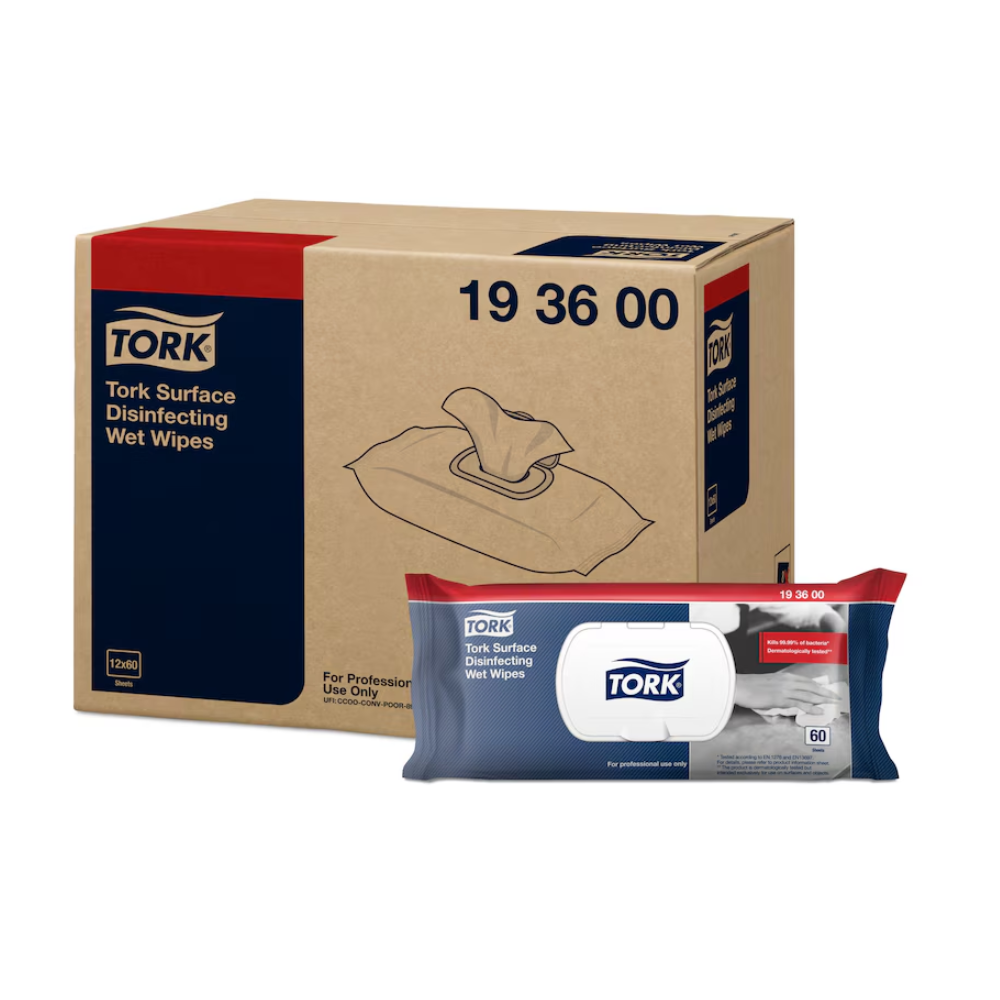 Ein großer Karton mit der Aufschrift „Tork 193600 feuchte Desinfektionstücher für Oberflächen Premium W20 | Karton (12 Packungen)“ von TORK – Essity Professional Hygiene Germany GmbH und dem Slogan „Oberflächen Desinfektionsmittel“ steht neben einer eleganten, kleineren Verpackung. Auf dieser weißen Packung mit blauen und roten Akzenten sind die Tücher abgebildet und stolz die Zahl „60“ zu sehen.