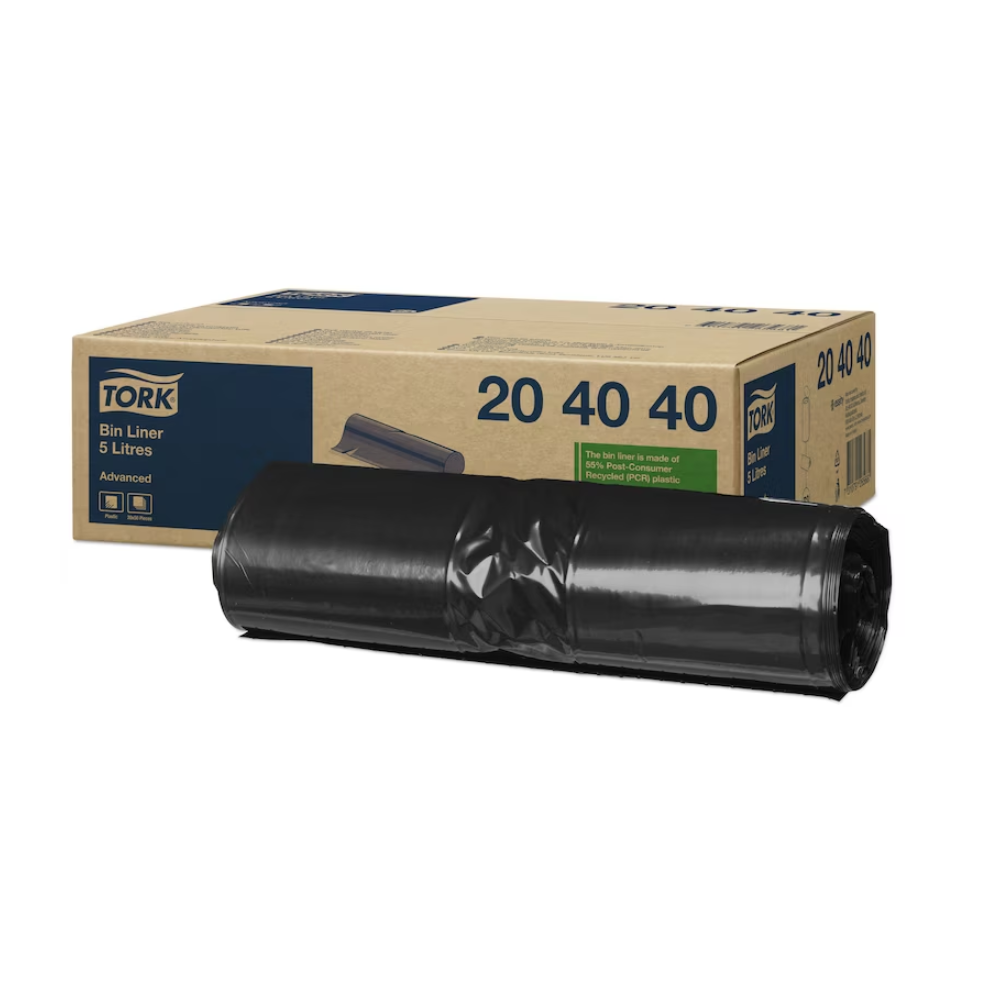 Eine Rolle schwarzer Müllbeutel liegt vor einem Karton. Der Karton mit der Aufschrift „Tork 204040 Müllbeutel 5 l Schwarz B3 32,5 x 40 cm | Karton (20 Rollen)“ trägt die Nummern „204040“. Ideal für die Hygiene und aus recyceltem Material hergestellt.