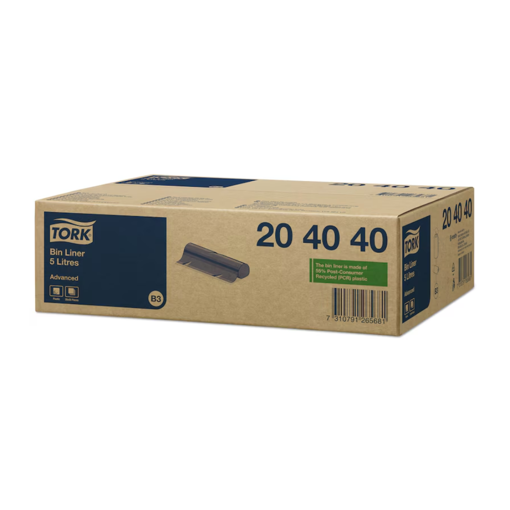 Gezeigt wird ein Karton mit der Aufschrift „Tork 204040 Müllbeutel 5 l Schwarz“ von TORK – Essity Professional Hygiene Germany GmbH, hergestellt aus recyceltem Material. Der Karton zeigt Produktbilder und Barcodes, wobei die Zahlen „20 40 40“ prominent an den Seiten angebracht sind. Die Verpackung unterstreicht das Engagement für umweltfreundliche Hygieneprodukte.