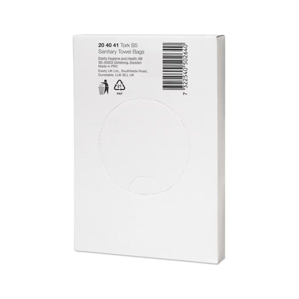 Das Bild zeigt eine weiße Verpackung mit der Aufschrift „Tork 204041 Hygienebeutel Weiß B5 | Karton (48 Packungen)“ der Marke TORK – Essity Professional Hygiene Germany GmbH, die für die Damenhygieneentsorgung bestimmt ist. Sie enthält Recycling- und Entsorgungssymbole, weist einen Strichcode in der oberen rechten Ecke auf und erwähnt, dass sie in Schweden und Großbritannien hergestellt wird, um grundlegende Anforderungen an die Waschraumhygiene zu erfüllen.