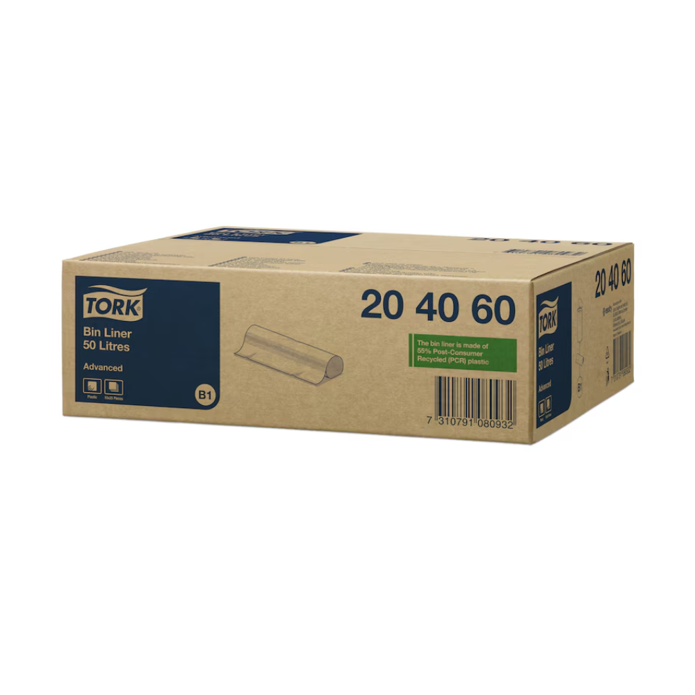 Ein Karton mit der Aufschrift „Tork 204060 Müllbeutel 50 l Transparent B1“ von TORK – Essity Professional Hygiene Germany GmbH verfügt über eine Kapazitätsanzeige von 20, 40, 60. Er ist für fortschrittliches Recycling konzipiert und besteht zu 100 % aus recyceltem Material. Die Abmessungen (61,5 x 89,5 cm) und der Barcode sind seitlich sichtbar und machen ihn perfekt für ein effektives Abfallmanagement.