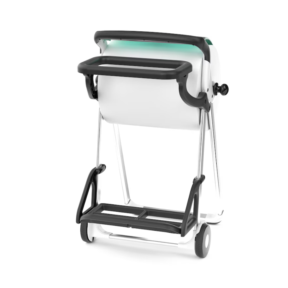 Ein Tork 206550 Müllsackhalter für Bodenständer in Weiß und Schwarz, mit Rädern, einem Griff und einer zentral positionierten Papier- oder Stoffrolle. Die metallische Struktur ähnelt einem Bodenständer und zeigt den Tork Müllsackhalter aus einer leicht geneigten Perspektive.