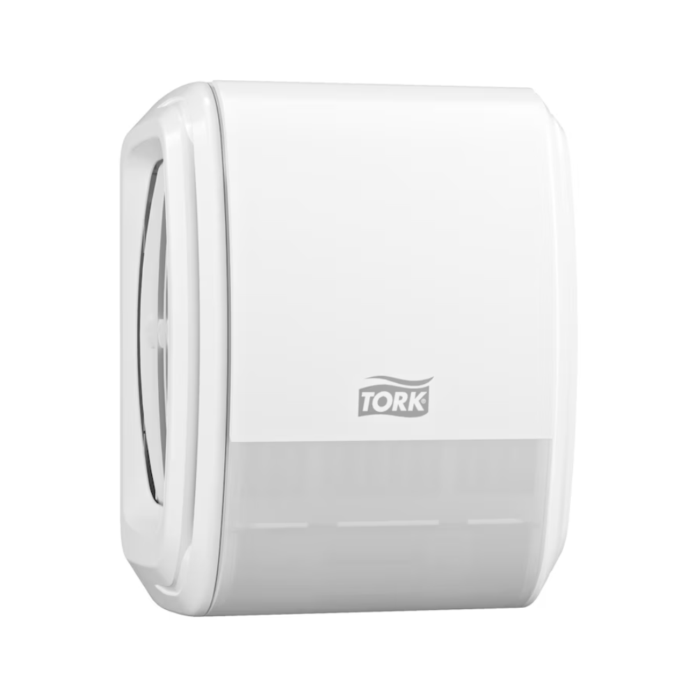 Ein Tork 256010 Spender für Kontinuierlichen Lufterfrischer mit Vernebelungstechnologie für eine erfrischende Note ist an der Wand montiert. Sein schlankes Design umfasst einen halbtransparenten Boden, der die Rolle im Inneren zeigt, während das Tork-Logo prominent in der Mitte angezeigt wird, um Ihr Waschraumerlebnis zu verbessern.