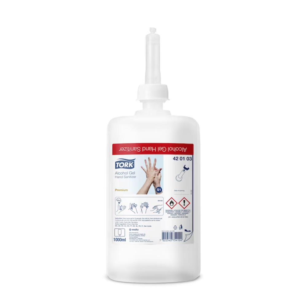 Diese Kunststoffflasche Tork 420103 Händedesinfektionsgel Premium verfügt über einen Pumpspender und zeigt deutlich seine Premiumqualität. Das 1000-ml-Etikett enthält Anwendungshinweise, Sicherheitssymbole und ein Handdiagramm, das die Wirksamkeit mit 80 % Brennspiritus hervorhebt. Das Produkt wird von TORK – Essity Professional Hygiene Germany GmbH angeboten und ist in einem Karton mit sechs Flaschen erhältlich.