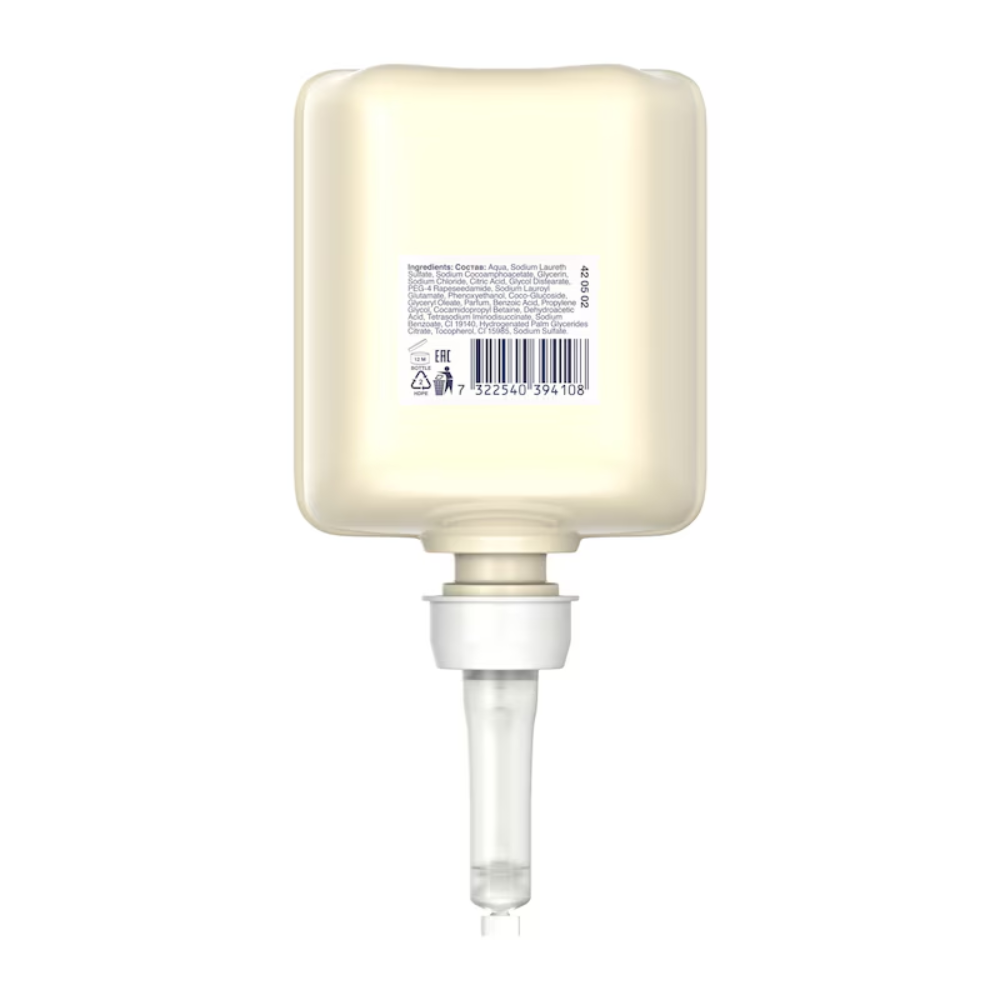 Eine beige, rechteckige Spender-Nachfüllflasche enthält Tork 420502 Mini Flüssigseife der Marke TORK – Essity Professional Hygiene Germany GmbH. Mit einem praktischen Ausgießer an der Unterseite gewährleistet sie eine einfache Anwendung für optimale Handhygiene. Das Etikett auf der Rückseite zeigt in kleiner Schrift eine Liste der Inhaltsstoffe und betont die mild duftende Formel, die sich ideal für die tägliche Hautpflege eignet.