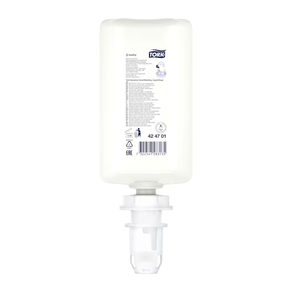 Eine weiße Nachfüllflasche Tork 424701 Sensitive Flüssigseife von TORK – Essity Professional Hygiene Germany GmbH hat unten eine transparente Dosierdüse. Das Etikett weist auf die hautfreundliche Formel hin und enthält Produktinformationen sowie einen Barcode.