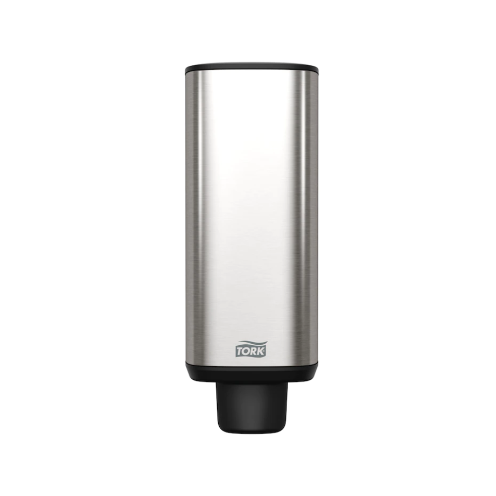 Der Tork 460010 Tork Spender für Seife und Händedesinfektionsmittel Image Line S4 ist ein Seifen- und Desinfektionsmittelspender aus Edelstahl, der von Essity Professional Hygiene Germany GmbH entworfen wurde. Sein schlankes, modernes Design zeichnet sich durch einen schwarzen Sockel und einen benutzerfreundlichen Spenderknopf aus. Der „Tork“-Schriftzug ist unten aufgedruckt, sodass er sowohl für gewerbliche als auch für private Räume geeignet ist.