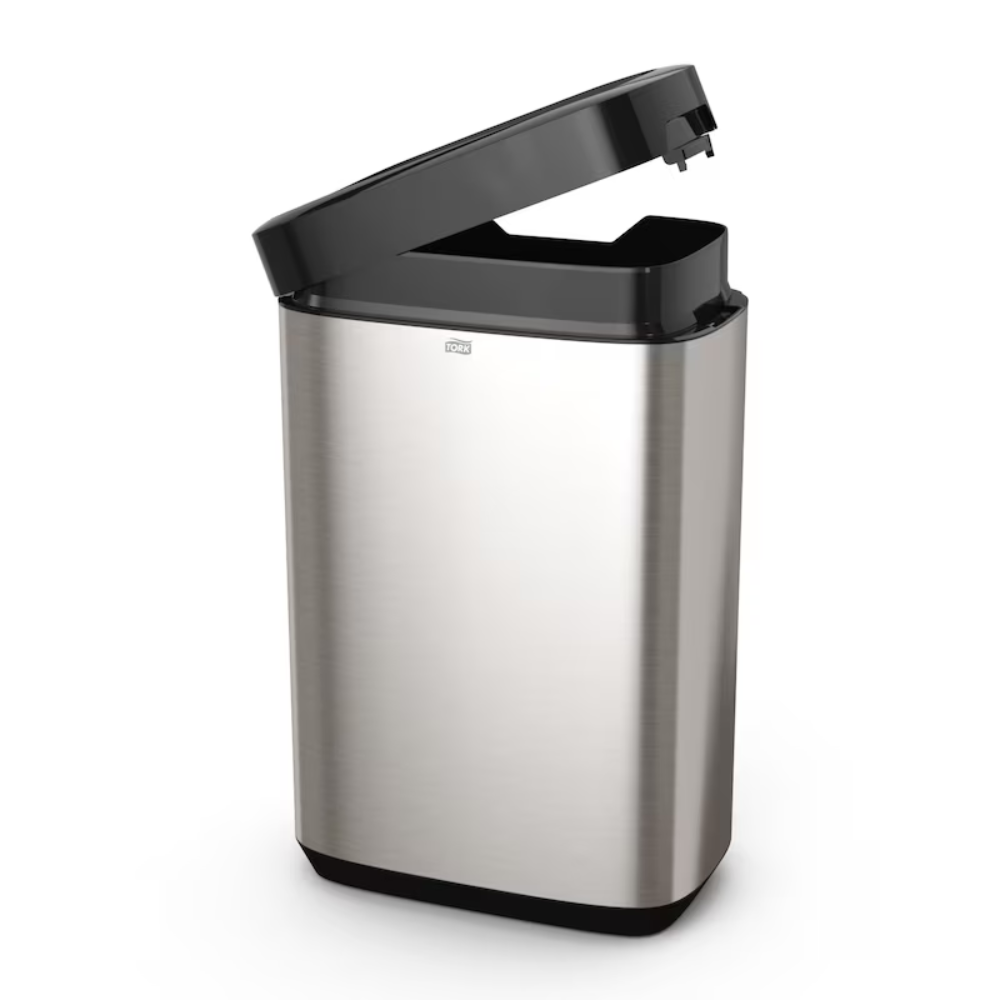 Der Tork 460011 Tork Abfallbehälter aus der Image Line-Serie von TORK – Essity Professional Hygiene Germany GmbH verfügt über ein leicht offenes Edelstahldesign mit einem schwarzen sensoraktivierten Deckel. Sein schlankes Edelstahl-Design bietet ein Fassungsvermögen von 50 Litern und eine rechteckige Form mit glatter Oberfläche, ideal für moderne Räume.