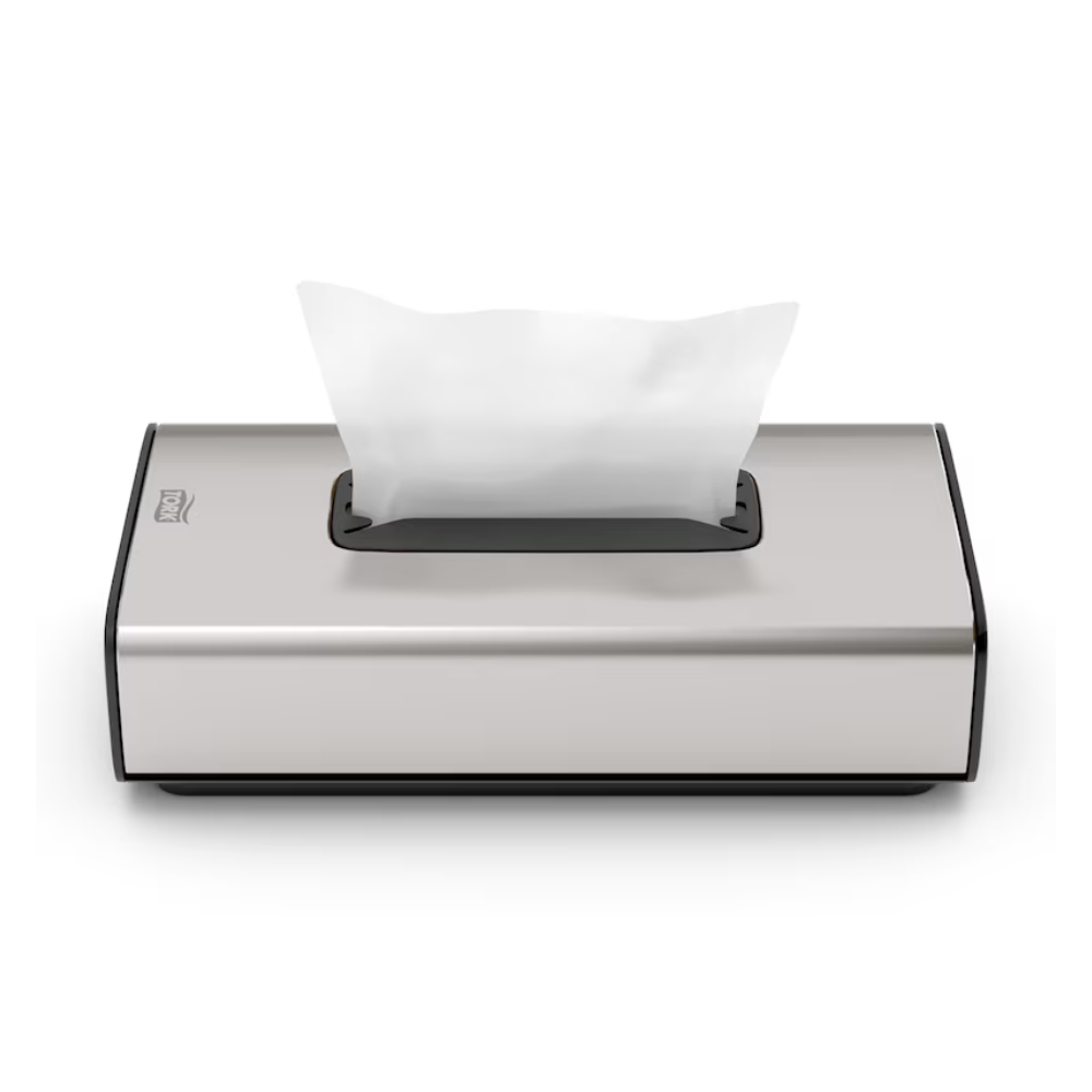 Wir präsentieren den Tork 460013 Spender für Kosmetiktücher Image Line F1 von Essity Professional Hygiene Germany GmbH. Dieser elegante silberne Taschentuchspender besticht durch ein modernes rechteckiges Design mit Edelstahl-Design-Finish. Er verfügt über eine Einzelblattentnahmefunktion, mit der ein weißes Taschentuch teilweise aus der oberen Öffnung herausgezogen werden kann, und sein minimalistisches Erscheinungsbild macht ihn ideal für Kosmetiktücher.