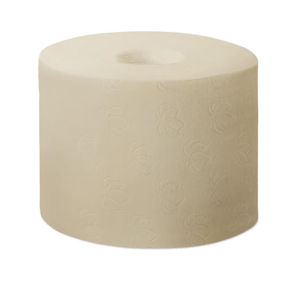 Eine große Rolle Tork 471255 hülsenloses Midi Toilettenpapier Advanced Natur T7 2-lagig wird vor einem schlichten weißen Hintergrund präsentiert. Das Papier besteht zu 100 % aus Recyclingfasern und hat eine beige Oberfläche mit einem geprägten Blumenmuster, das sowohl sein umweltfreundliches als auch elegantes Design zur Schau stellt.