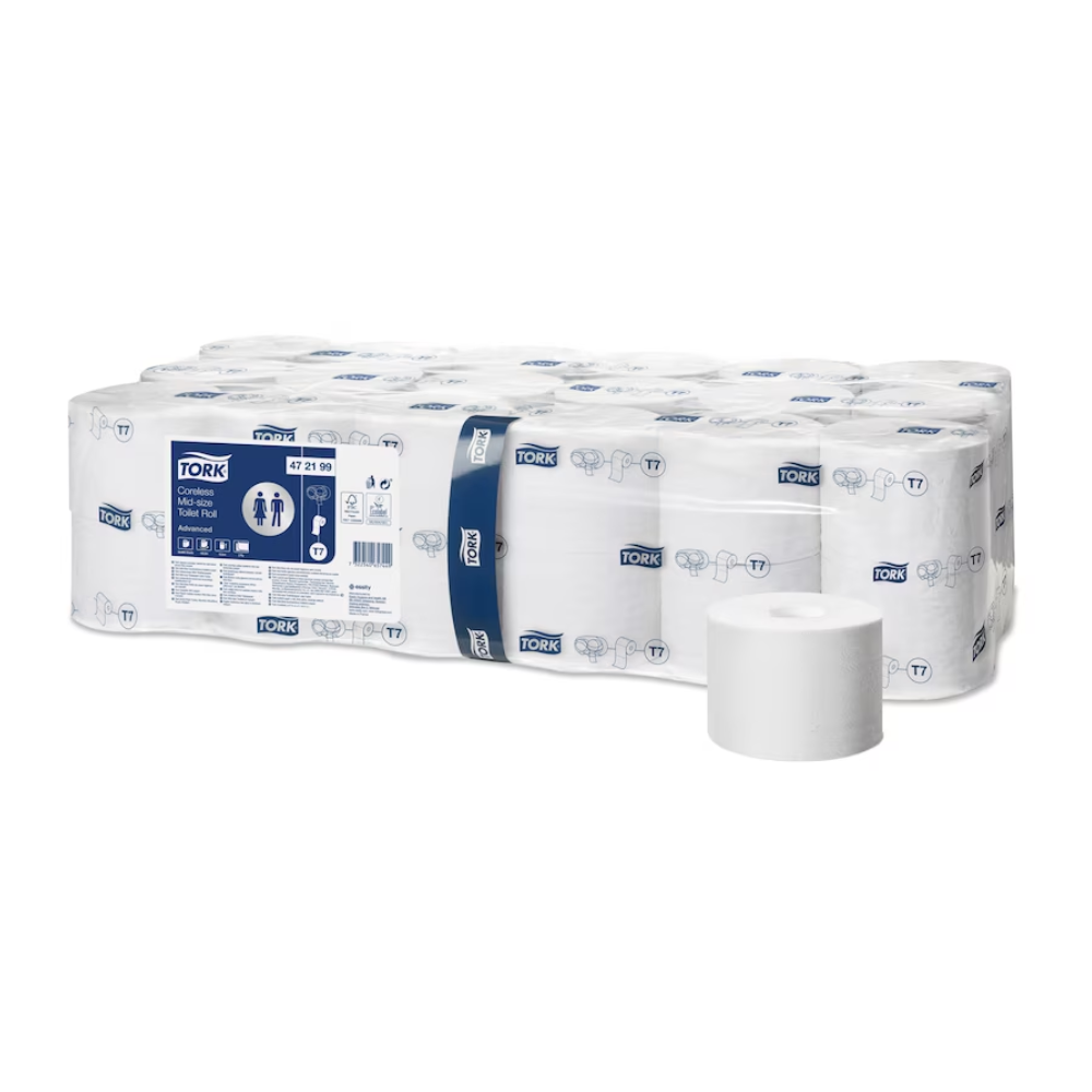 Ein Karton Toilettenpapier Tork 472199 von TORK – Essity Professional Hygiene Germany GmbH mit kernlosen Midi-Rollen in fortgeschrittener Qualität in Weiß (T7 2-lagig), zusammen verpackt in transparentem Kunststoff mit blauem Etikett. Eine Rolle wird außerhalb der Verpackung ausgestellt, um ihre hervorragende Qualität hervorzuheben.