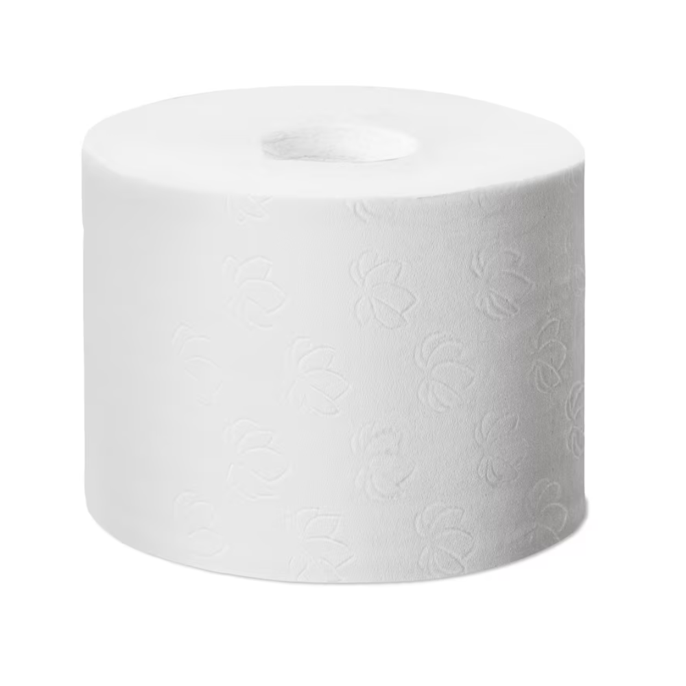 Eine einzelne Rolle Tork 472199 hülsenloses Midi-Toilettenpapier in Advanced Weiß wird vor einem schlichten weißen Hintergrund präsentiert und weist ein dezentes Blumenmuster auf, das die hervorragende Qualität und das umweltfreundliche Design hervorhebt.