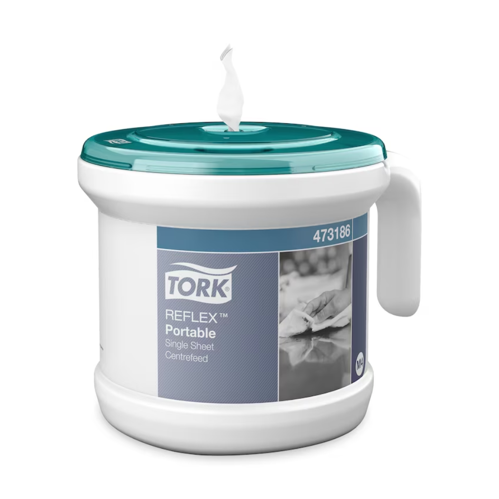 Der Tork 473186 Tragbarer Reflex™ Einzelblatt Innenabrollungsspender M4 von TORK - Essity Professional Hygiene Germany GmbH verfügt über einen blaugrünen Deckel und Griff, ideal zur Vermeidung von Kreuzkontamination. Sein weißes Design zeigt ein Etikett mit dem Produktnamen und einem Bild einer Person, die ein Tuch benutzt.
