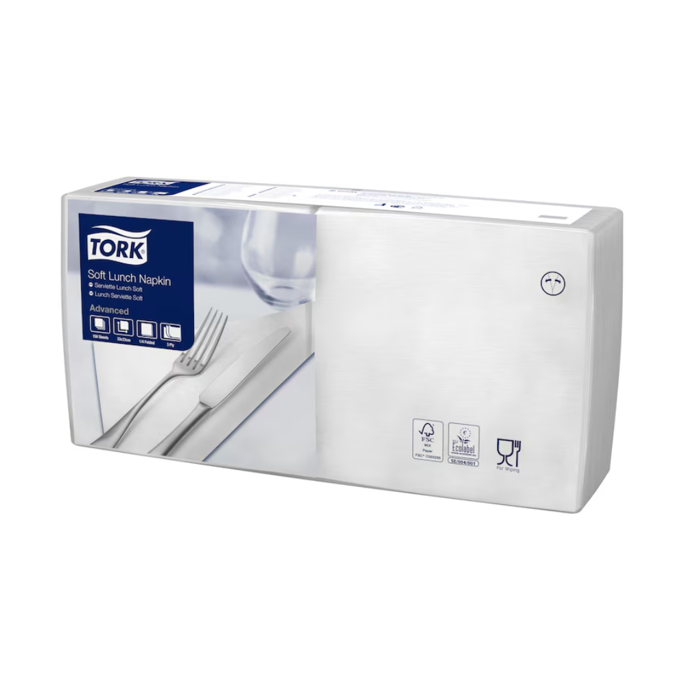 Die Verpackung der Tork 477414 Soft Lunchservietten Weiß Advanced 3-lagig | Karton (10 Packungen) zeigt eine sauber gefaltete Serviette mit Besteck und lenkt die Aufmerksamkeit auf ihr dreilagiges Design. Die Produktdetails heben die Advanced-Weichheit und die Zertifizierungen für FSC und Lebensmittelkontaktsicherheit hervor und bestätigen, dass diese Servietten industriell kompostierbar sind.