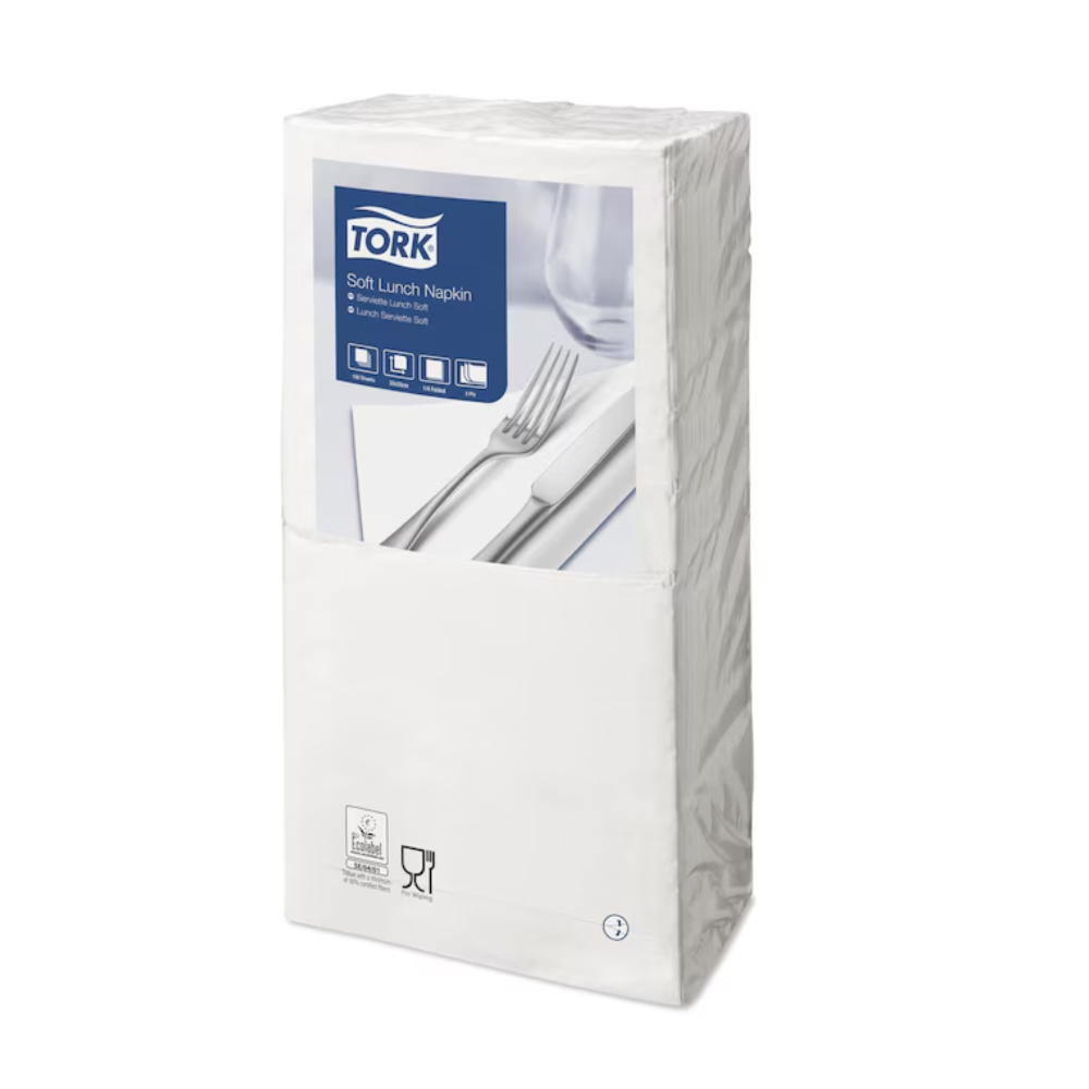 Eine Packung Tork 477414 Soft Lunchservietten Weiß Advanced 3-lagig ist in transparentem Kunststoff verpackt. Das vordere Etikett zeigt ein Bild von weißen Servietten mit Gabel und Messer. Die Verpackung enthält Recycling- und Lebensmittelsicherheitssymbole, die darauf hinweisen, dass diese Servietten industriell kompostierbar sind. Marke: TORK - Essity Professional Hygiene Germany GmbH.
