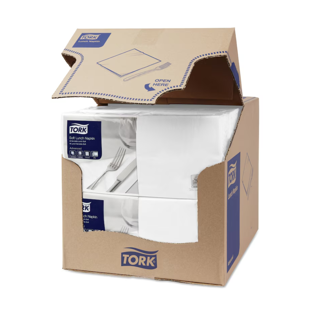 Ein Karton mit Tork 477414 Soft Lunchservietten Weiß Advanced 3-lagig ist teilweise geöffnet und gibt den Blick frei auf vier Stapel dreilagiger, industriell kompostierbarer weißer Servietten. Der Karton zeigt das blau-weiße Branding von TORK - Essity Professional Hygiene Germany GmbH, zusammen mit Produktinformationen und einer klaren „Hier öffnen“-Anweisung auf der oberen Klappe.