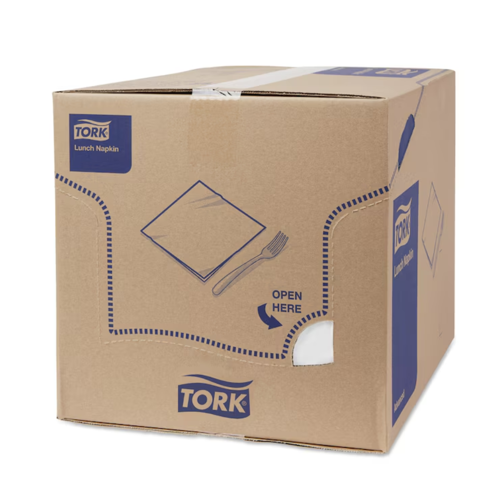 Der Karton der Tork 477414 Soft Lunchservietten Weiß Advanced 3-lagig weist blauen Text und Symbole mit einem „Hier öffnen“-Ausschnitt neben Bildern einer Serviette und einer Gabel auf. Die Schachtel ist mit weißem Klebeband verschlossen und zeigt auf mehreren Seiten deutlich das TORK-Branding von Essity Professional Hygiene Germany GmbH. Sie enthält industriell kompostierbare 3-lagige Servietten.